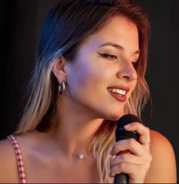 Alexandra Onica a cantar ao microfone
