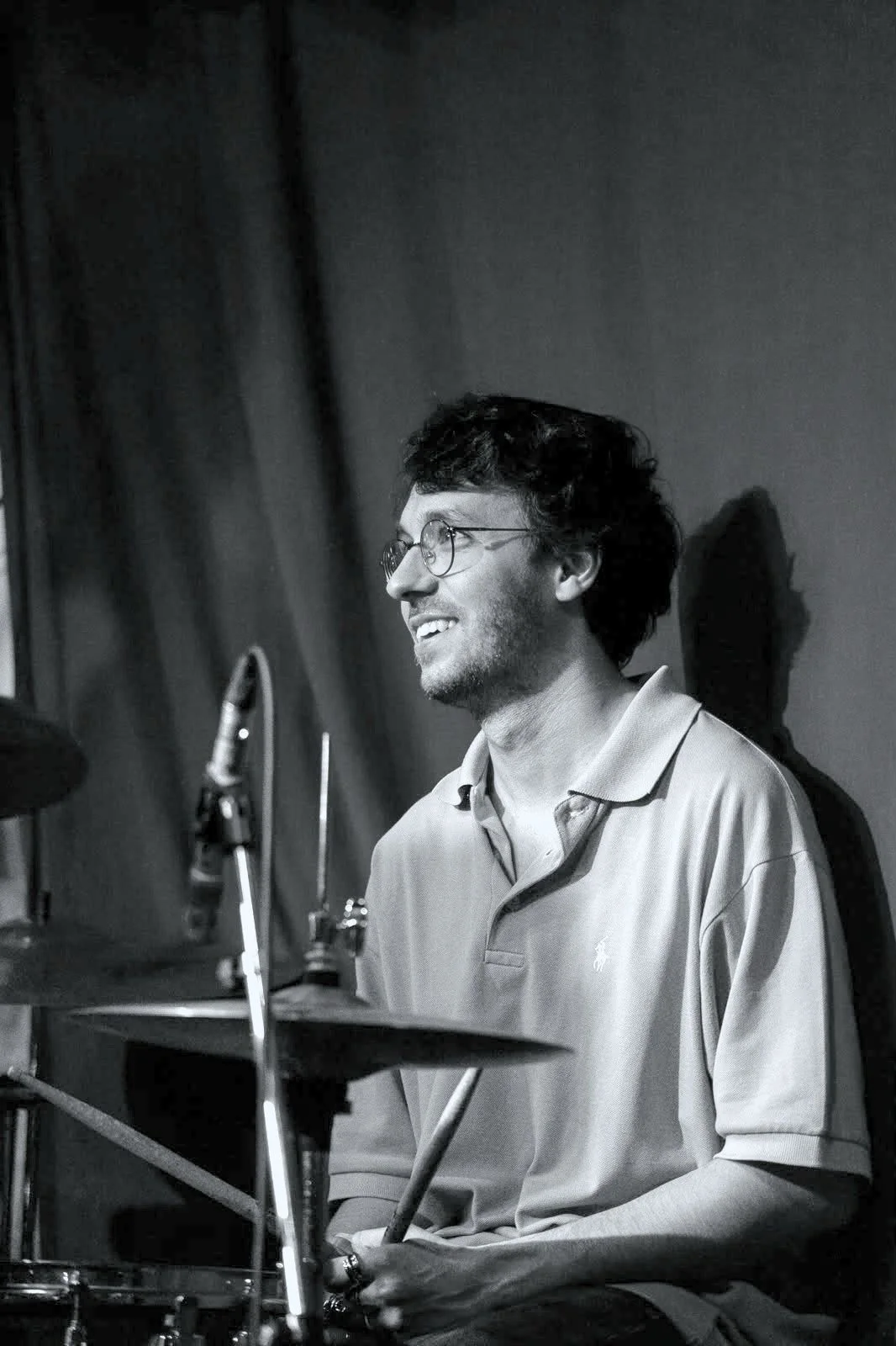 André Soares sentado à bateria